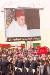 Image du Maroc Professionnelle de  Le peuple fait des signe au Roi Mohammed VI qui est assis à l'intérieur du carrosse Royal en se dirigeant vers la mosquée Moulay Abdelaziz pour effectuer la prière du vendredi 2 novembre 2001 à Laayoune.
Le Roi du Maroc entame une nouvelle visite historique dans les provinces du sud du Maroc comprenant Dakhla et Laayoune. (Photo / Abdeljalil Bounhar)